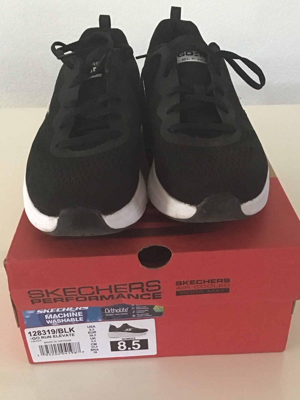 Skechers washable GoRunElevate sneakers black 8.5